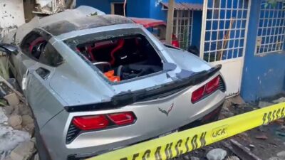 Mujer choca Corvette contra dos casas en Guadalajara