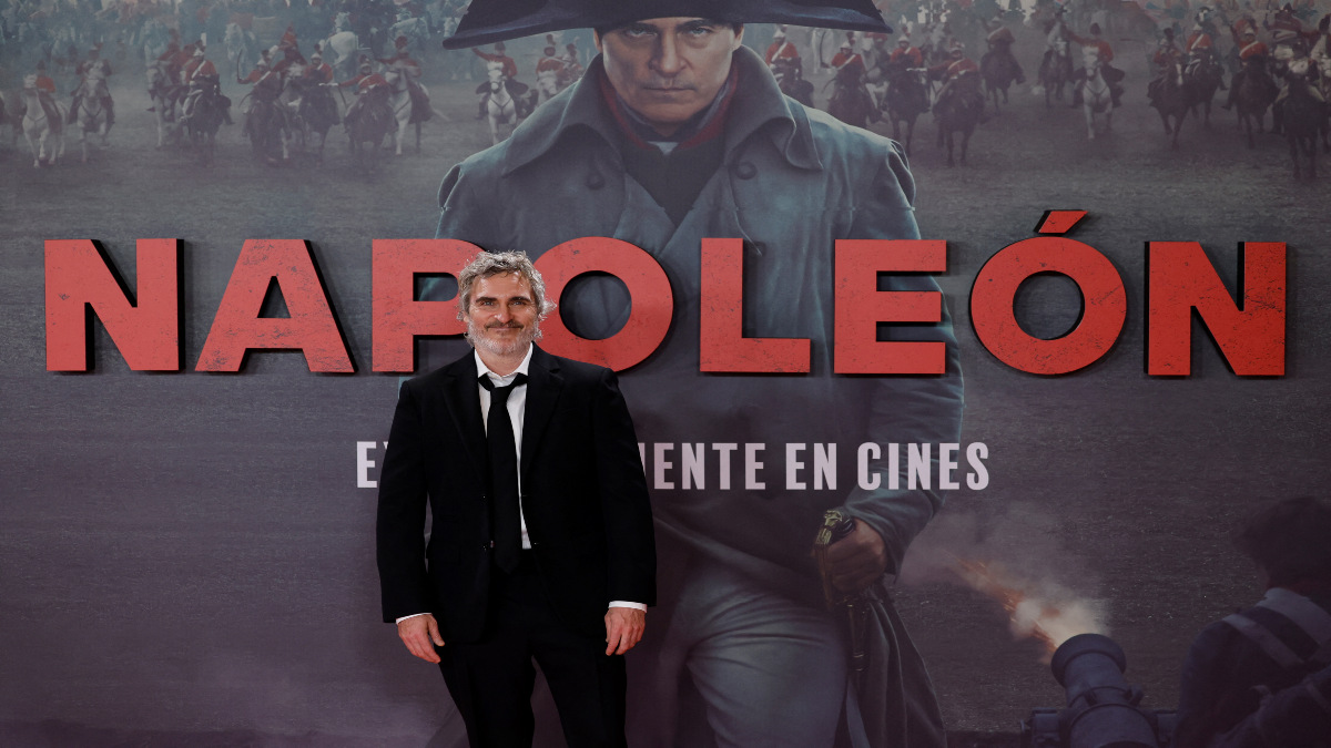 Joaquin Phoenix sorprende y habla español en la presentación de “Napoleón” en Madrid