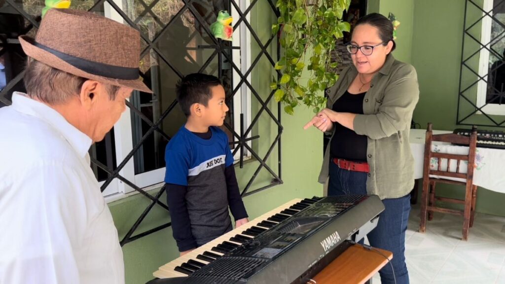 Nino Veracruzano Toca Piano