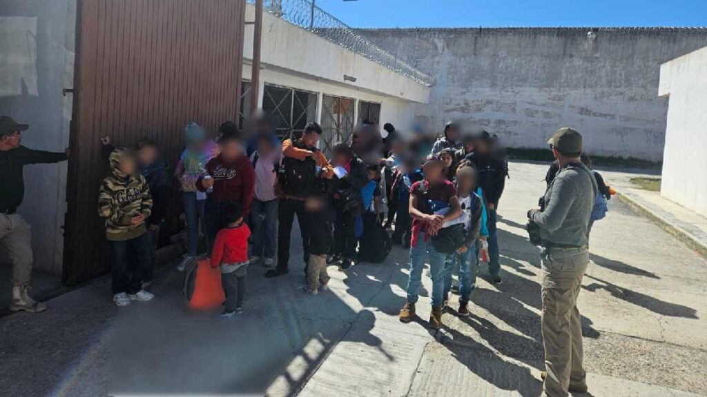 Los dejaron abandonados: rescatan a 123 migrantes hacinados en caja de tráiler; gritaban por auxilio
