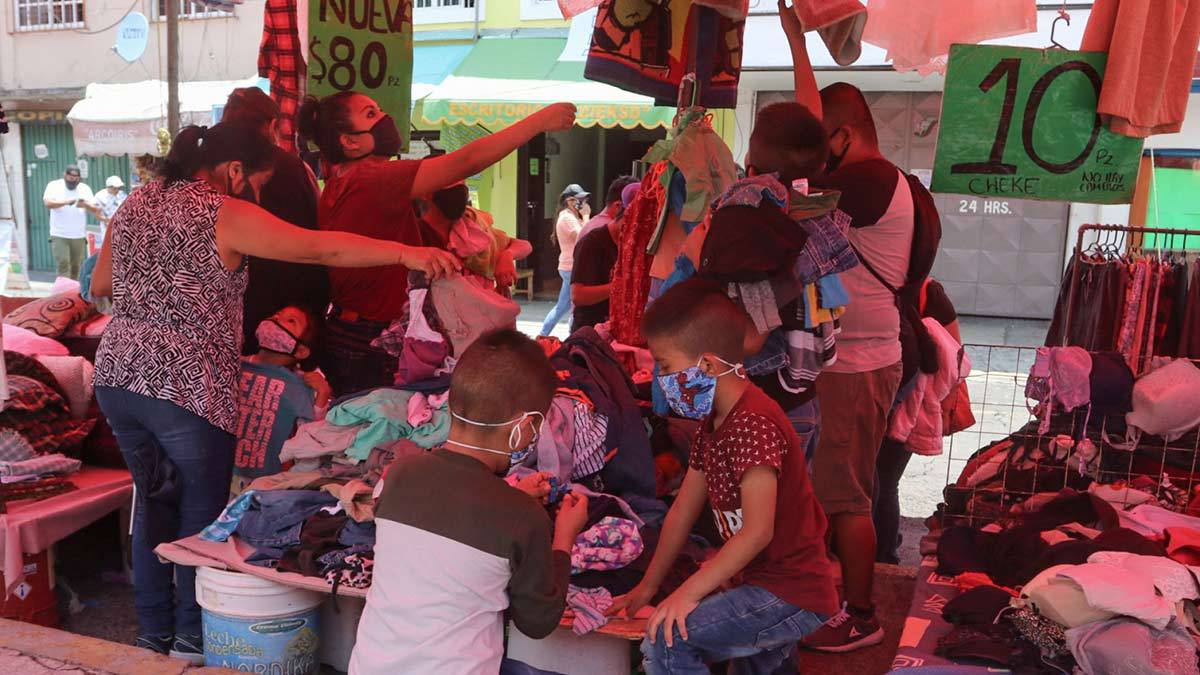 ¡Joyitas de la paca! Tiktokera presume ropa de lujo que encontró en tianguis