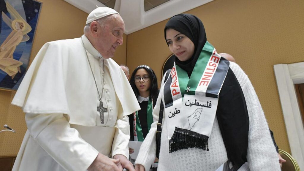 El Papa se reúne con familiares de rehenes de Hamás y de presos palestinos