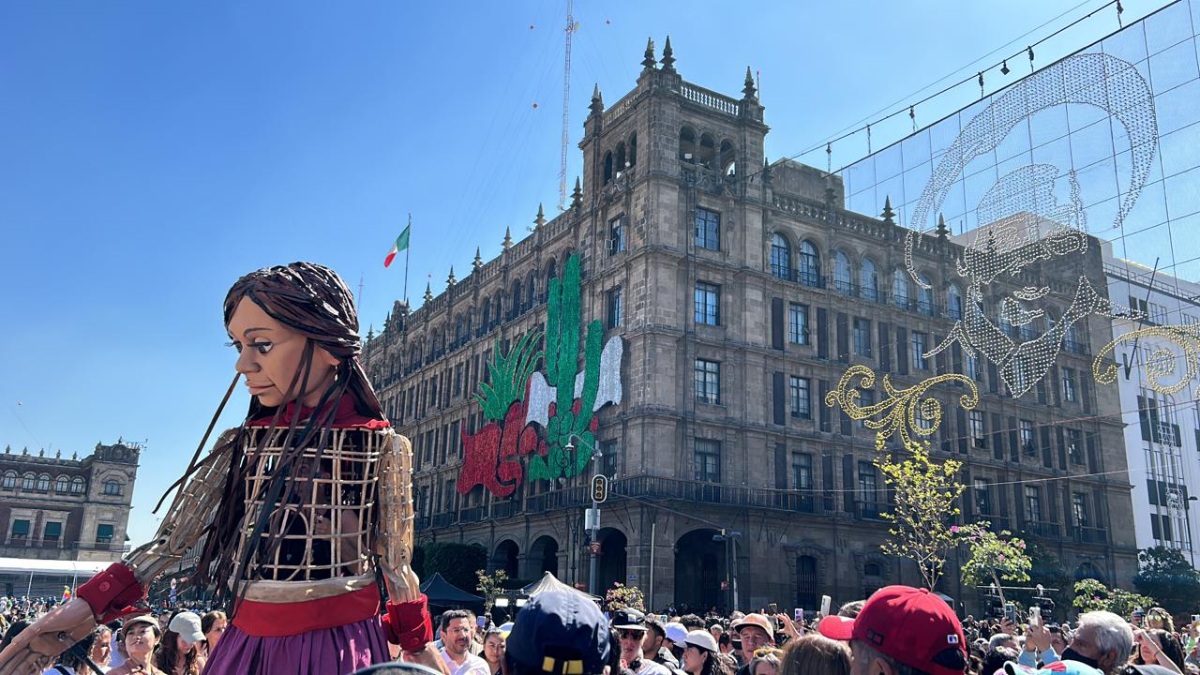 Entre baile y música: la Pequeña Amal realiza su recorrido por calles de CDMX