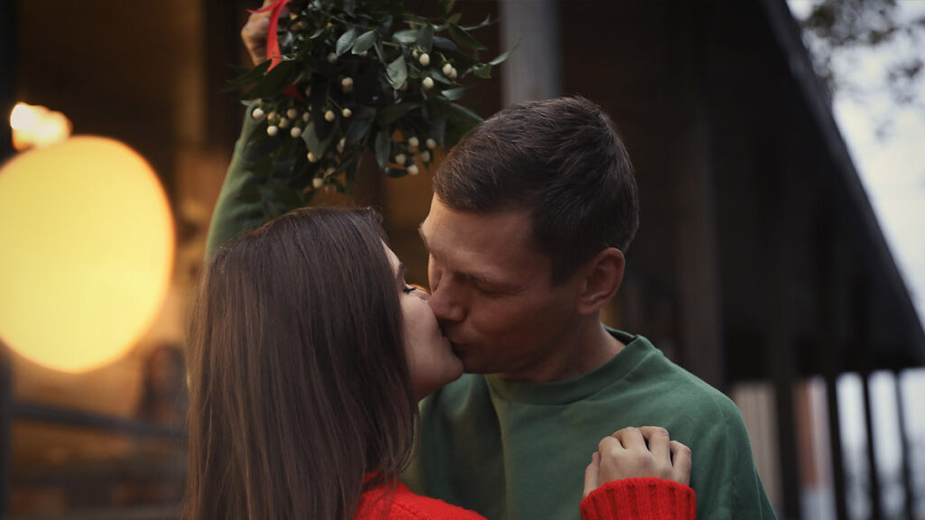 Muérdago en Navidad: ¿Por qué hay que besarse debajo de él?