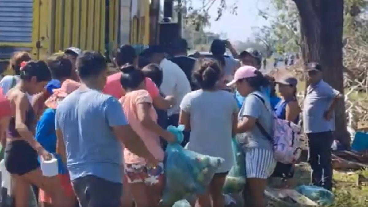Por ayuda que no llega a comunidades, pobladores de Metlapil salen a la carretera a pedir víveres