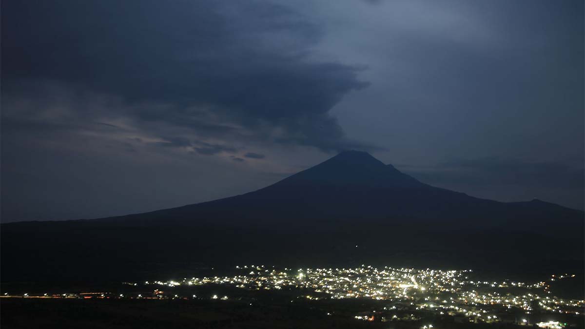 Captan extrañas luces en la falda del volcán Popocatépetl; ¿qué es eso?