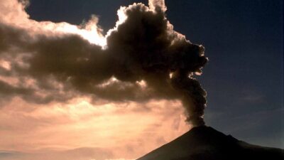 Alpinistas captan erupción del Popocatépetl; esquivaron piedras