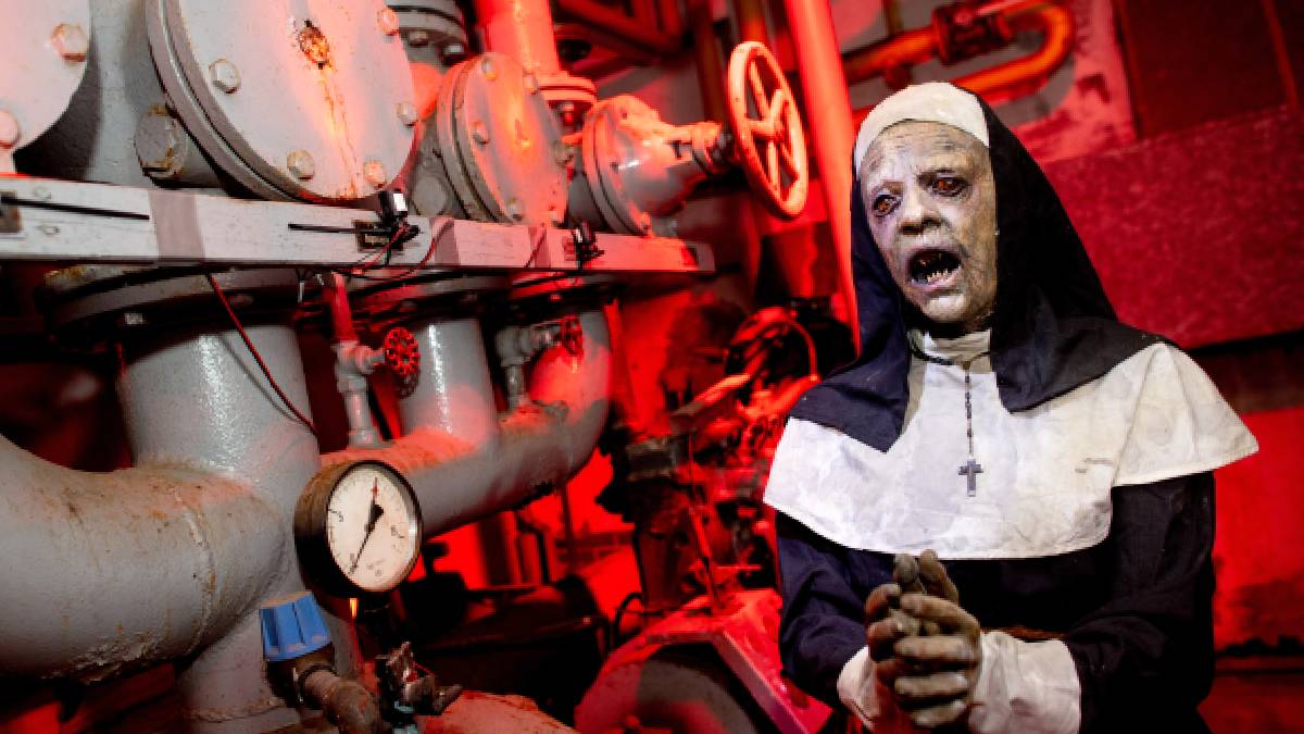 Conductor del Metro de la CDMX se disfraza de “La Monja” para Halloween y sorprende a usuarios