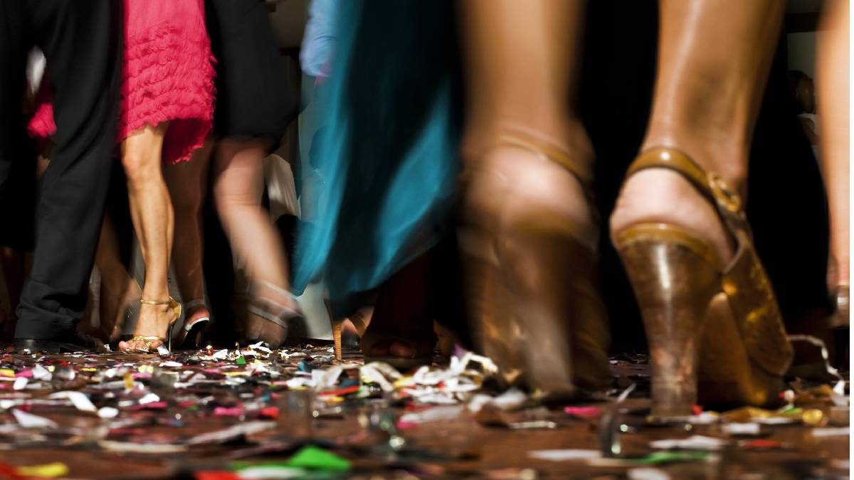 ¡Pero no perdió el glamour!: tiran a la “Venenito” durante baile en una boda