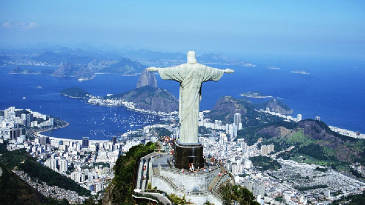 En las nubes: vista panorámica de Río de Janeiro desde los brazos del Cristo Redentor