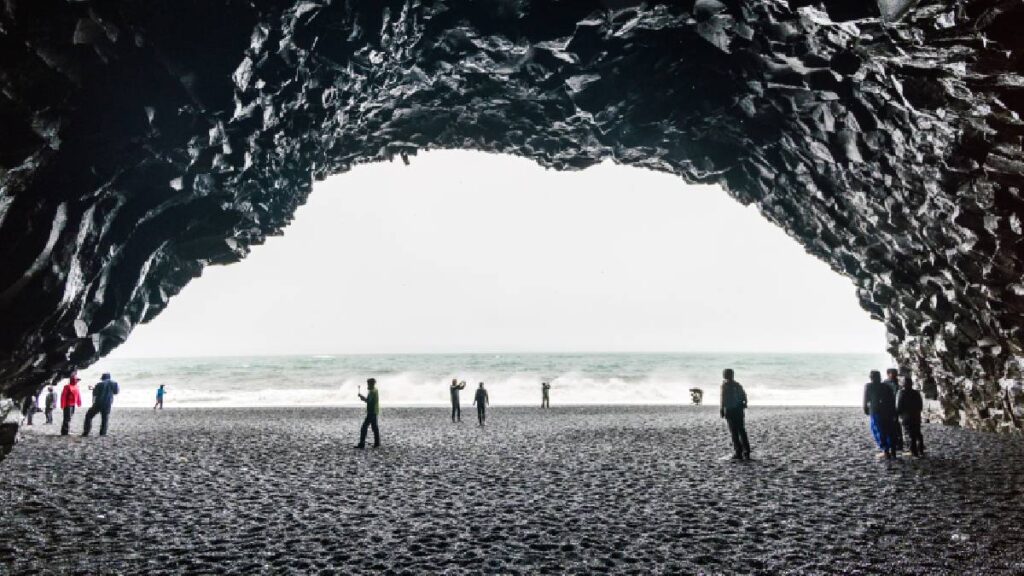 turistas-en-peligrosa-playa-de-islandia-casi-son-arrastrados-por-el-mar
