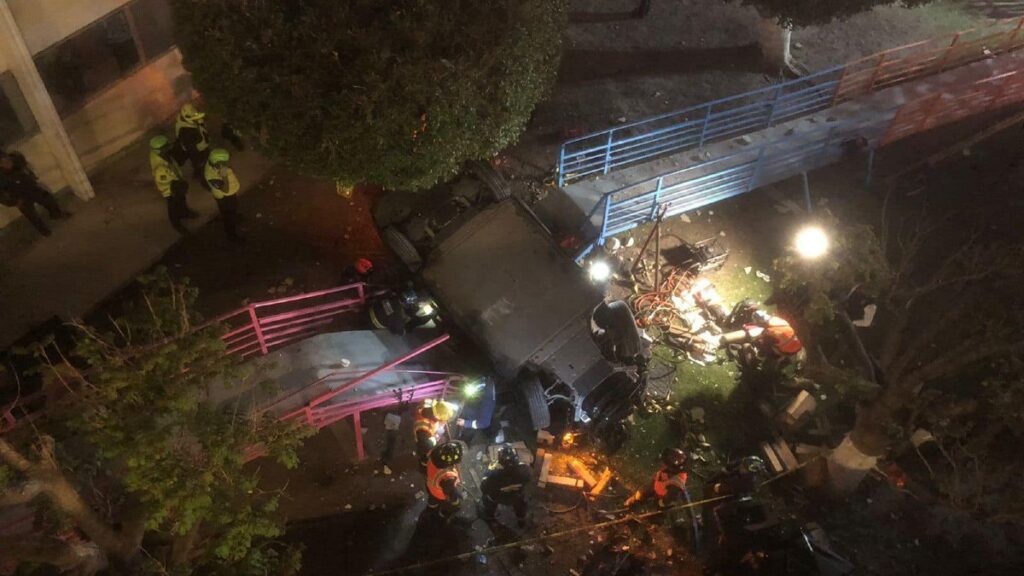 Querétaro: camioneta con madre e hijo cae desde cuarto piso de un edificio
