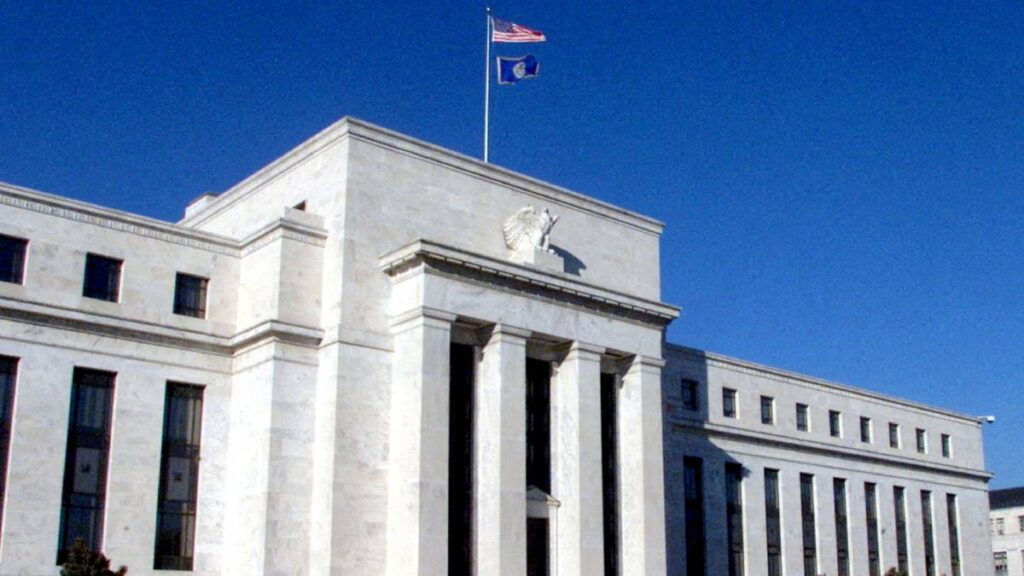 Fed mantiene sin cambios sus tasas de referencia en 5.25 y 5.50%
