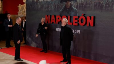 Director Ridley Scott en la premier de Napoleón.