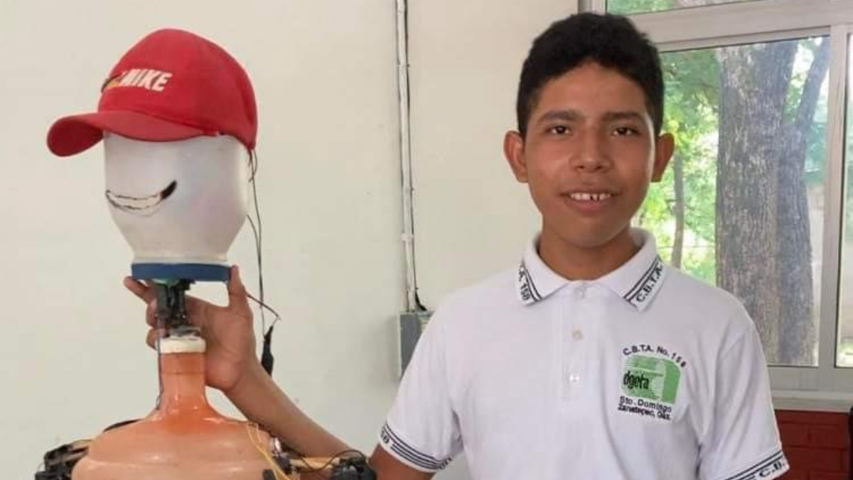El cielo es el límite: estudiante de Oaxaca crea su propio robot con un garrafón de agua y un bote de mayonesa