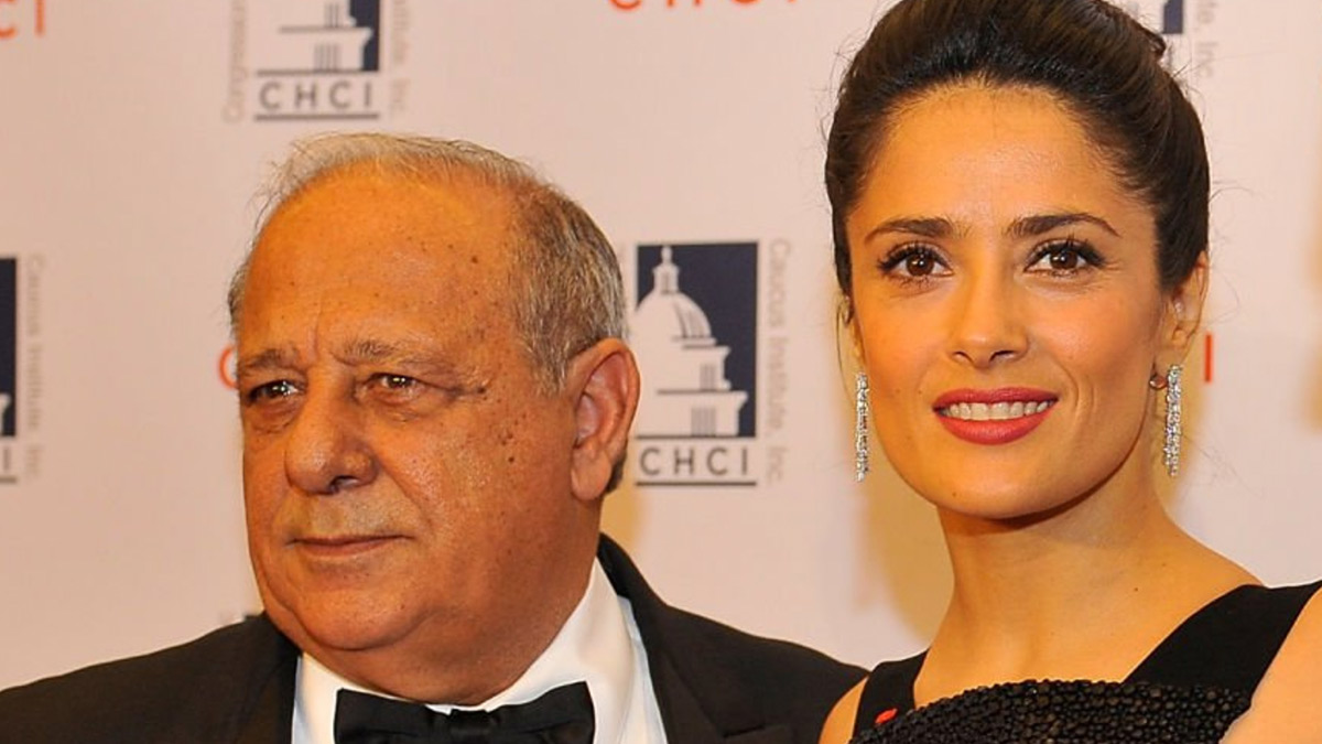 Salma Hayek festeja el cumpleaños de su papá y no podría faltar la clásica mordida