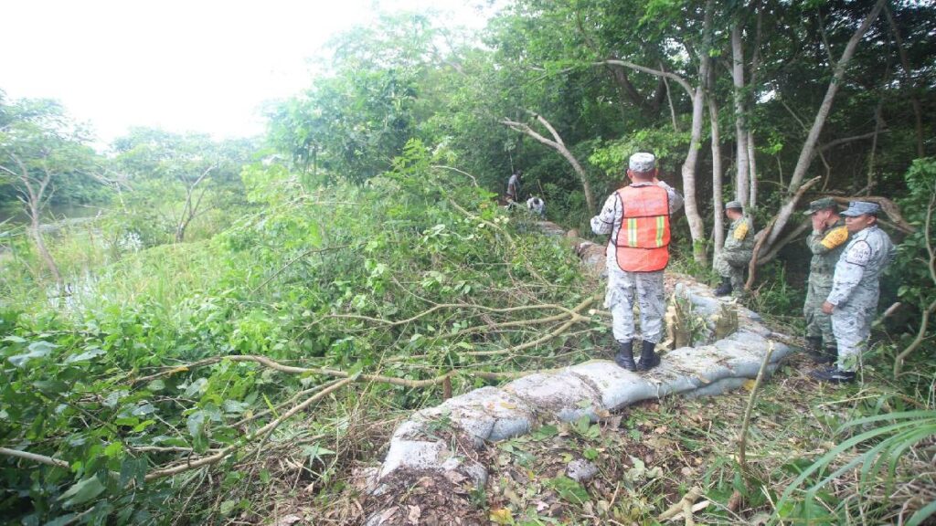 Se desborda rio La Sierra, en carretera Jalapa-Tlacotalpa, Tabasco