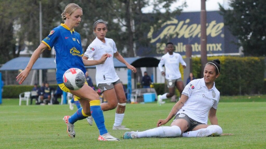 Jugadoras disputan el balón en partido de la Liga MX Femenil