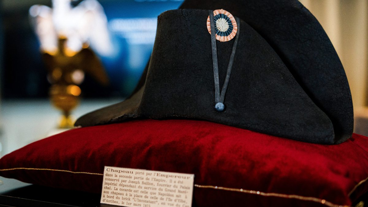 Imágenes: Venden sombrero de Napoleón en 2.1 mdd