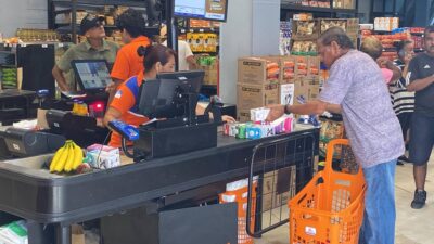 Supermercados reabren en Acapulco