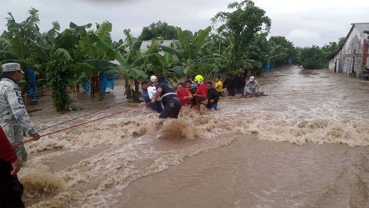 Tabasco suspende clases en tres municipios por fuerte lluvia; ríos se desbordan