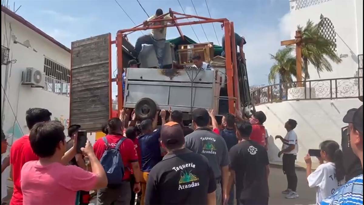 ¡Lo volvieron a hacer! Taqueros poblanos se solidarizan con Acapulco y reparten 100 mil tacos