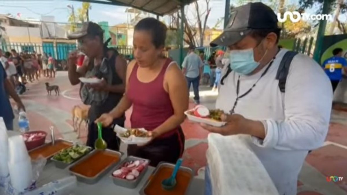 Taqueros poblanos se solidarizan con Acapulco y viajan a repartir comida