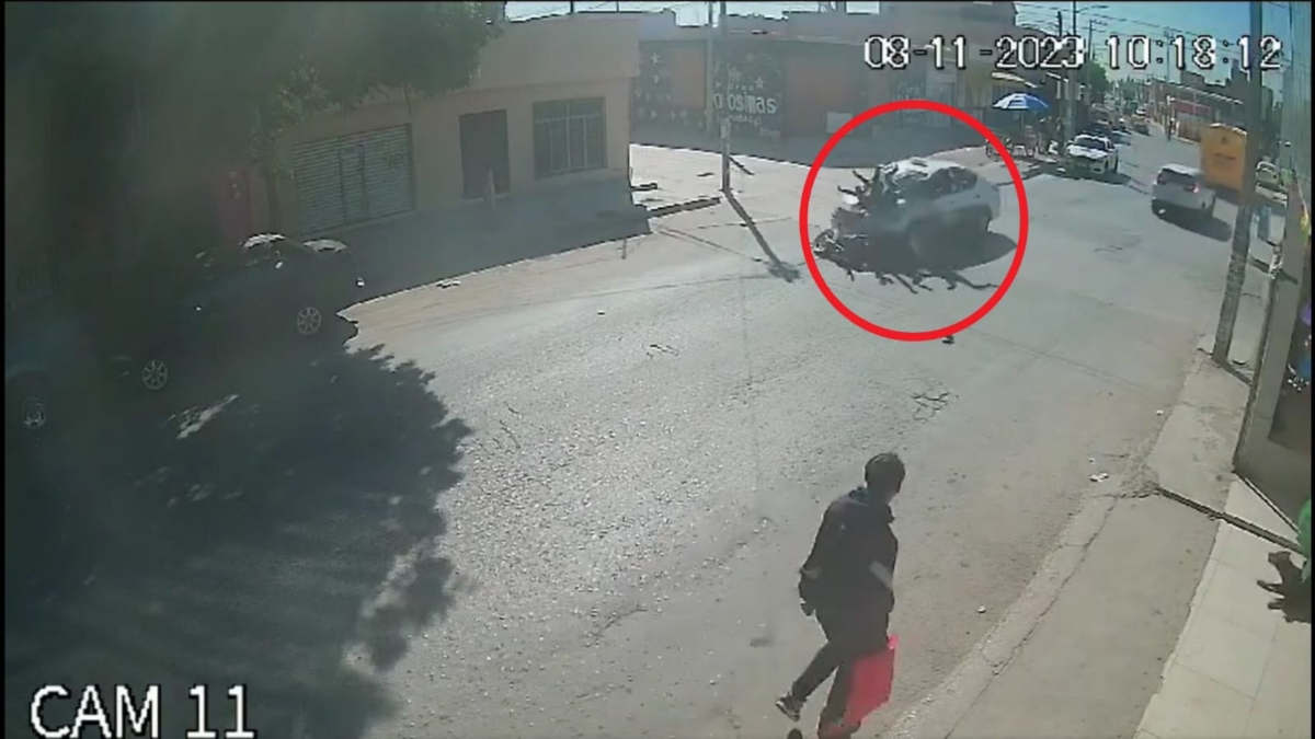 Taxi embiste brutalmente a familia que viajaba en moto en San Luis Potosí; salen volando