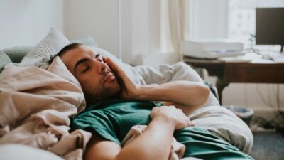Hombre despertando después de dormir