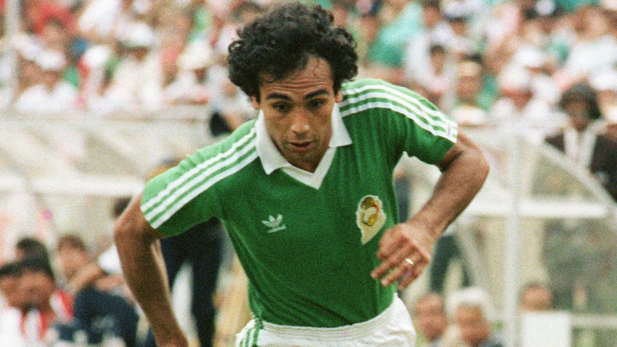 Presentan colección retro de la Selección Mexicana