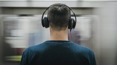 ¿Qué te puede pasar si usas mucho los audífonos y a volumen excesivo?
