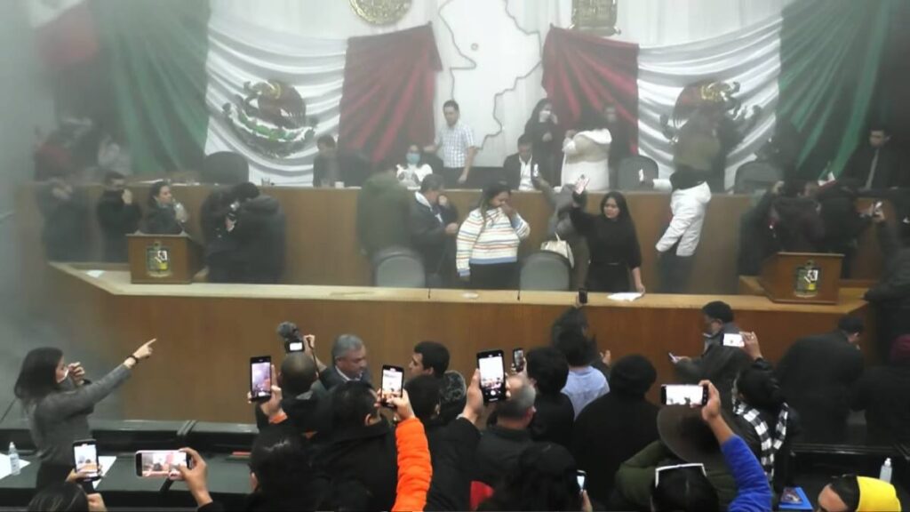 Irrumpen en el Congreso de Nuevo León para protestar contra designación de gobernador interino.