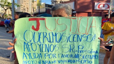 Damnificados de Otis bloquean Costera en Acapulco por irregularidades en pago de apoyos