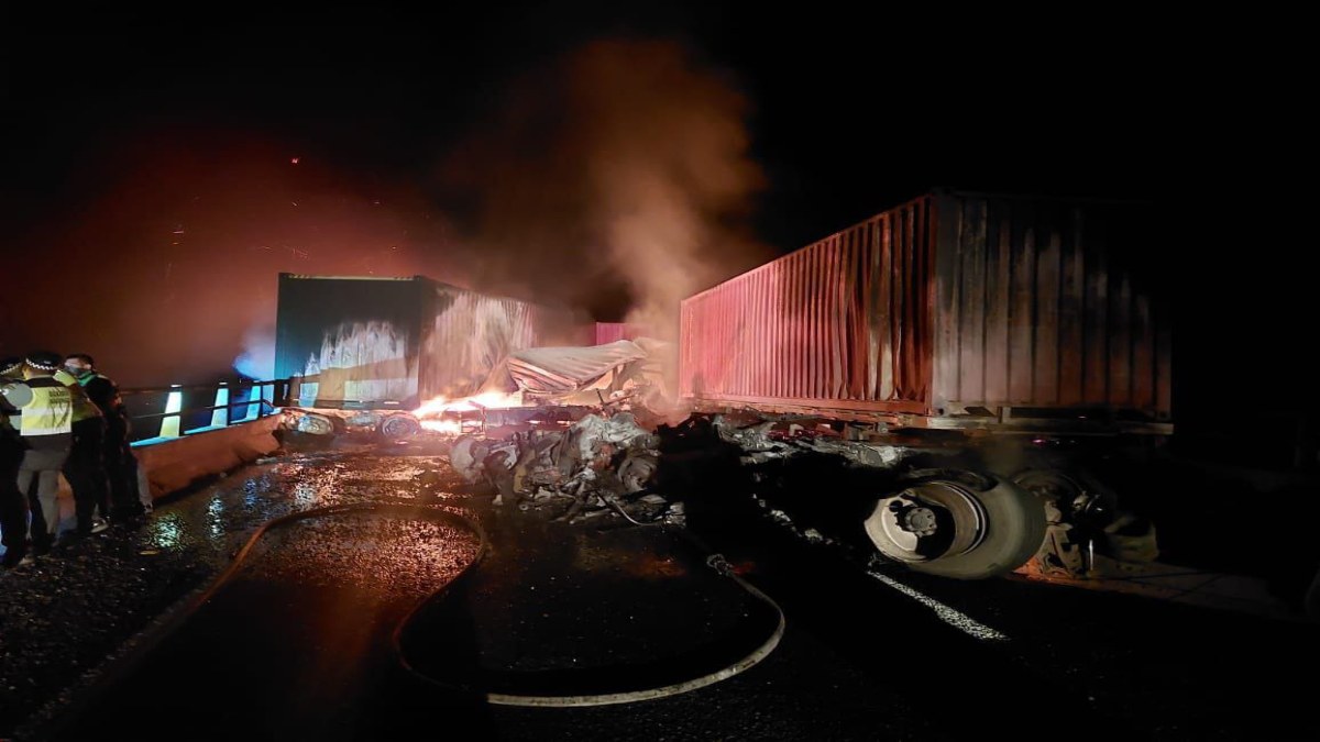 Fuerte accidente en la Autopista Colima-Guadalajara: chocan 4 tráileres y mueren dos personas calcinadas