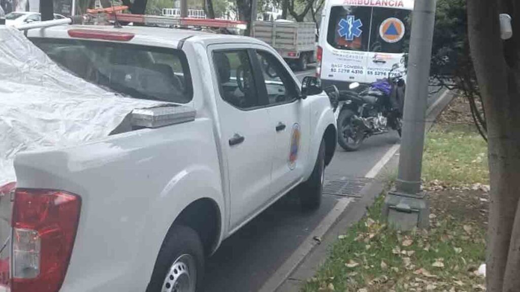 Camión de pasajeros choca en Paseo de la Reforma. Fuente: @AlcaldiaMHmx