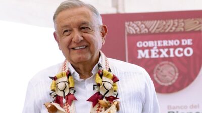 Presidente López Obrador con collar artesanal y camisa blanca