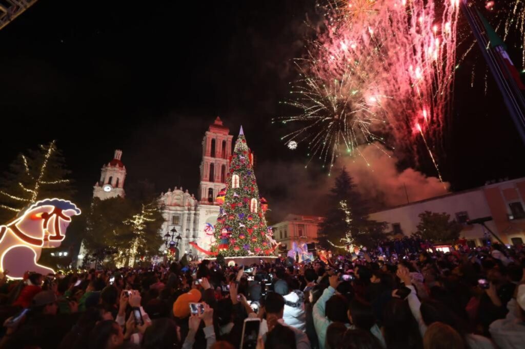 foto panorámica del árbol de Navidad 2023 en Saltillo, Coahuila