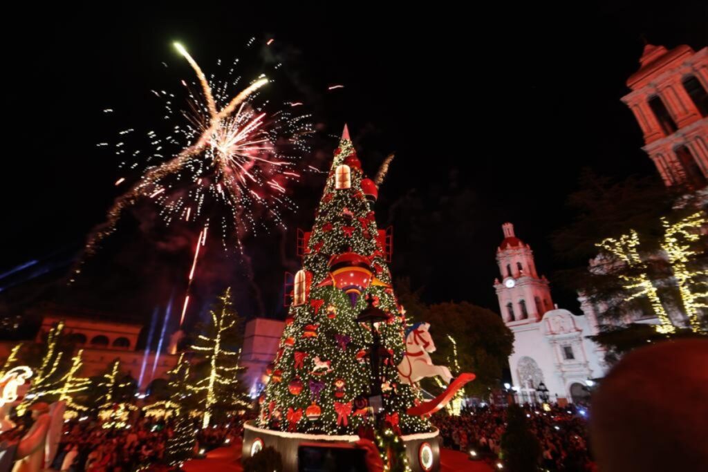 Navidad 2023 en Saltillo, Coahuila foto del árbol de Navidad 2023 en la Plaza principal