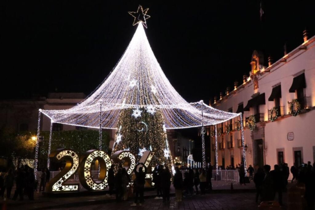 Árbol de Navidad y nacimiento monumental deslumbran en Querétaro