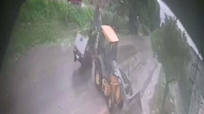 Auto Choca Contra Maquina Excavadora