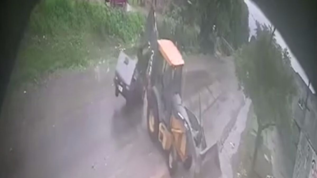 Increíble: auto choca contra una excavadora; video
