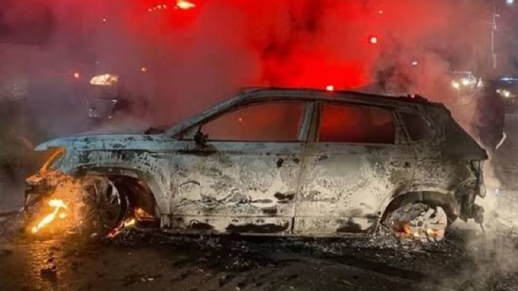 Autos se incendian en corralón de Durango