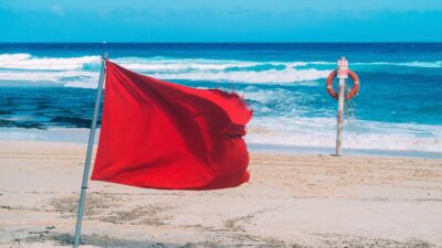 Banderas en la playa: qué significan sus colores y advertencias