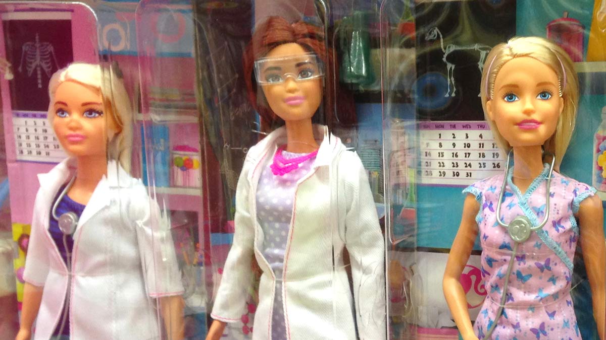 ¿Barbie traumatóloga?, estudio sugiere que haya muñecas con profesiones médicas y científicas