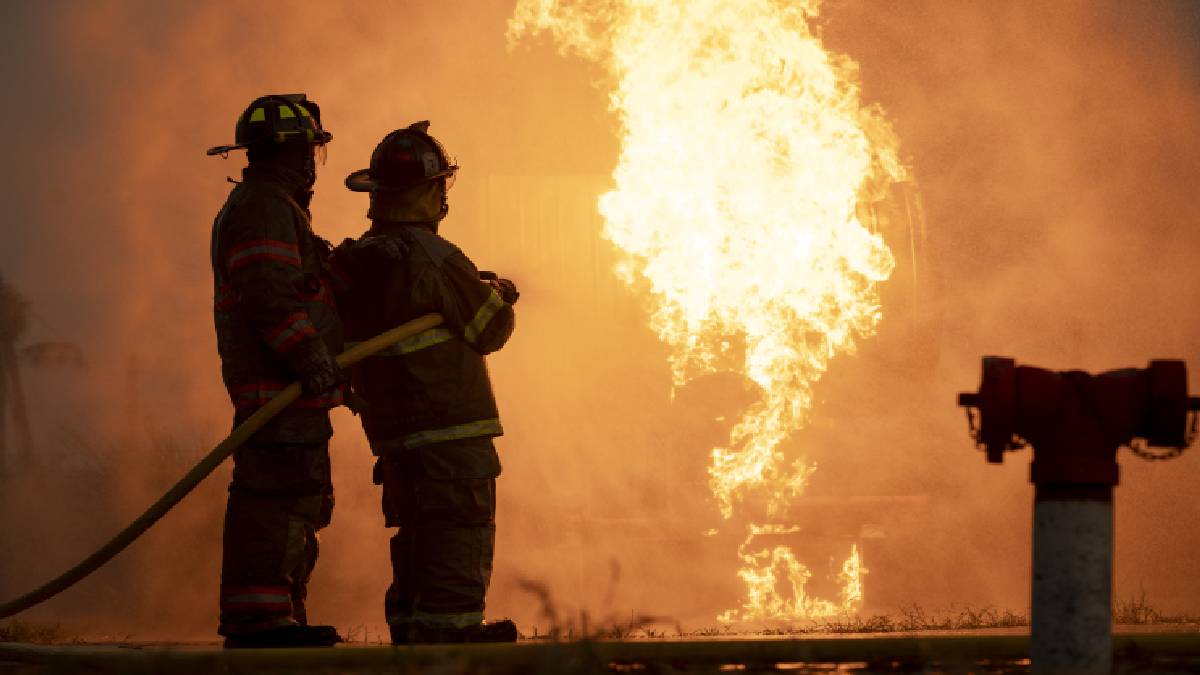 Muere una persona por intentar apagar un fuerte incendio en Ecatepec; el fuego ya fue sofocado