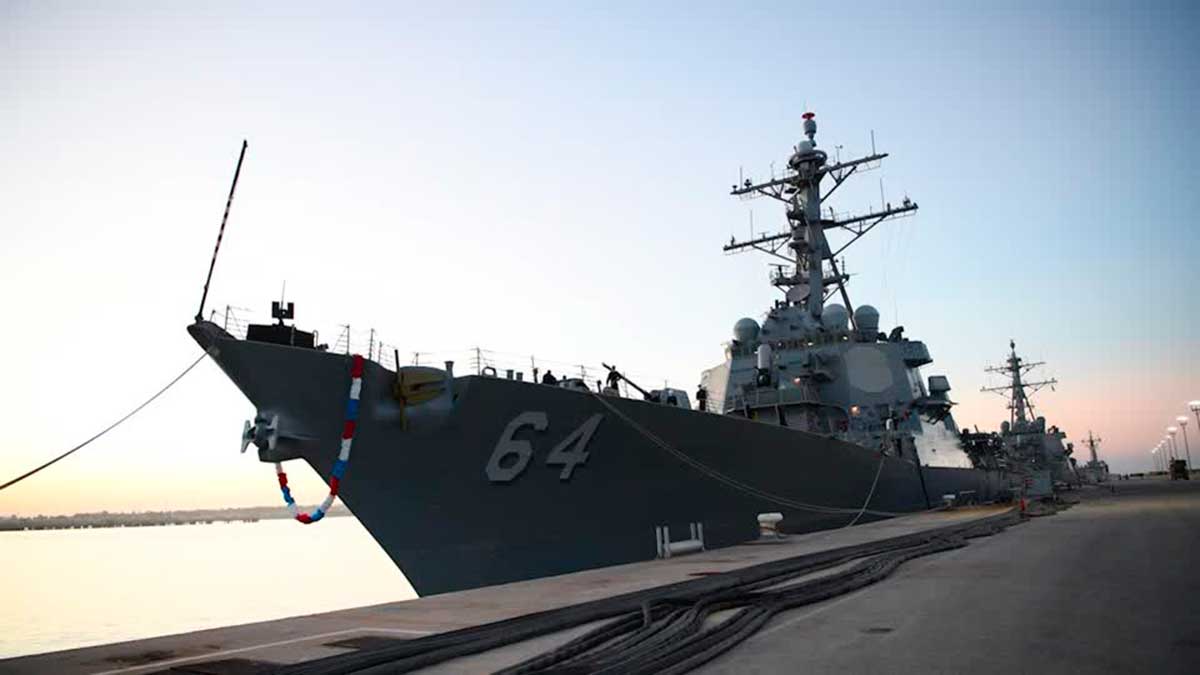 Atacan barcos y buque de guerra de EU en Mar Rojo, confirma Pentágono