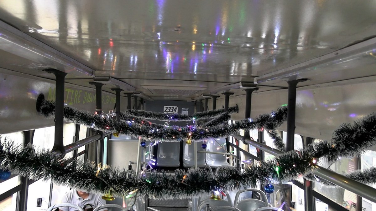 Chofer de Mérida convierte su camión en un “expreso polar” para alegrar a los pasajeros esta Navidad