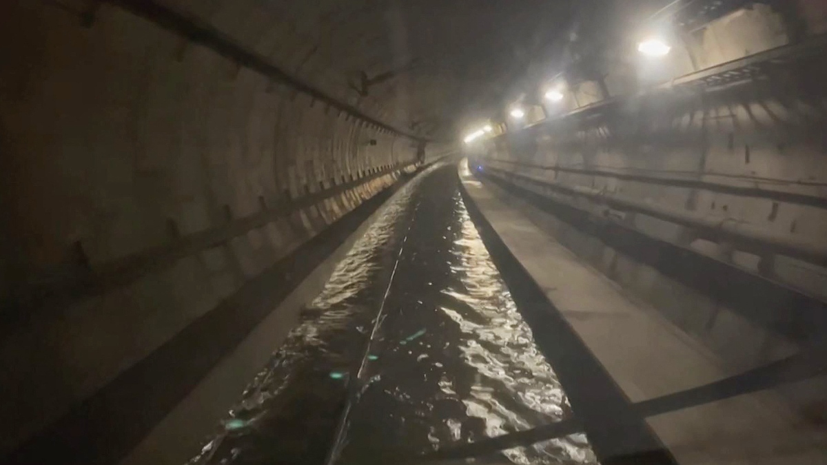 30 mil pasajeros varados por inundaciones en túneles de trenes en Londres