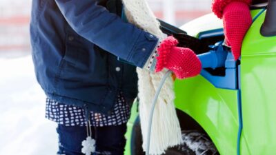 Cargando auto eléctrico en temporada de frío