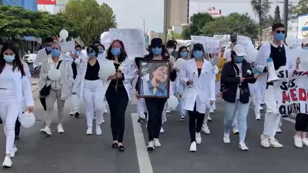 Celaya: estudiantes de la Universidad Latina marchan por compañeros asesinados